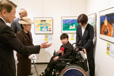 （受賞者（日下部善之介さん）とお話される常陸宮妃殿下）