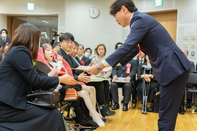 対面表彰（文部科学大臣賞の小林禾奈さん）