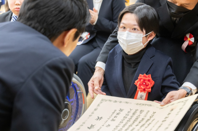 （厚生労働大臣賞の安明日夢さん）
