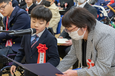 （お礼の言葉を述べる鬼澤英俊さん）