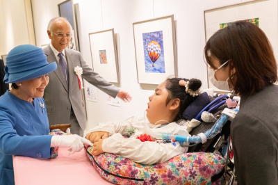 （受賞者（滑川すみれさん）とお話される常陸宮妃殿下）