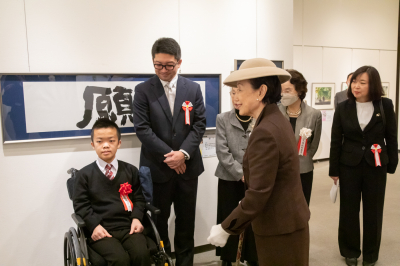 （受賞者（亀井凰介さん）とお話される常陸宮妃殿下）