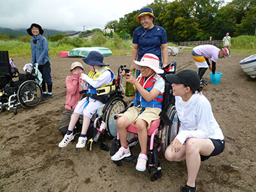カヌーを見送りながら…水遊びに夢中